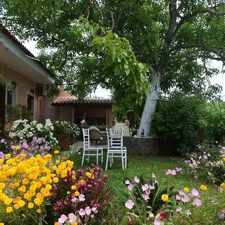 Mina's Serene Garden House Apartman